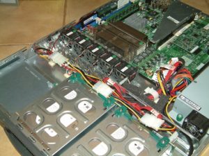 F Abbildung 1: Ein gerade mal 2 GByte großes Transcend-Flash-Modul steckt auf dem IDE-Port und beinhaltet das Betriebssystem. Auch die Konfiguration des Raid-Verbunds findet sich hier.