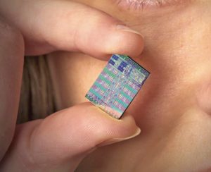 Abbildung 1: Die Cell-CPU ist in 90-Nanometer-Technologie gefertigt, die Transistoren auf Isoliermaterial aufbringt (Silicon on Insulator, SOI). (© Foto: IBM)