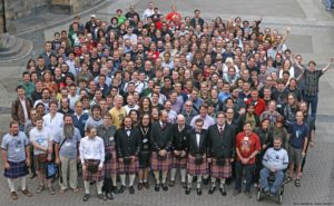 Abbildung 1: Zufriedene Gesichter beim Gruppenbild der Debconf im schottischen Edinburgh.