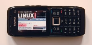 Abbildung 2: Standard: Die meisten der zurzeit genutzten Handys haben wie das Nokia E51 eine Displayauflösung von 240 mal 320 Punkten – zu klein, um bei gewöhnlichen Webseiten mehr als nur den Kopf zu sehen.