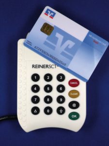 Abbildung 4: Die Schlüsselkarten der Volksbanken enthalten einen Rechenchip. Da der Schlüssel hier die Karte nie verlässt, lässt er sich auch als rechtgültige Signatur verwenden.