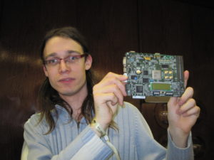 Sébastien Bourdeauducq hat den Prototypen seines Visual Synthesizers fertiggestellt. Statt des selbstbestückten Xilinx ML401 entwirft er nun ein eigenes Board, daas auch USB- und Ethernet-Ausgänge hat.
