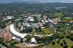 Abbildung 2: Unter dem Deutschen Elektronen-Synchrotron (DESY) in Hamburg verrichten knapp 800 Blades ihren Dienst, um Petabyte-weise Daten der Forschungsprojekte Petra und des LHC zu bearbeiten. Um nicht bald wieder umziehen zu müssen, setzt die IT-Abteilung auf Energieeffizienz und hohe Packungsdichte.