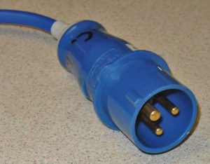 Abbildung 3: Systemverantwortliche achten nicht immer auf die Leistungsaufnahme ihrer Bladecenter. Viele Gehäuse verlangen zum Beispiel nach dem C19/C20-Stecker für 16 Ampere Stromstärke, der am anderem Ende in den abgebildeten P+N+6h-Stecker mündet. Quelle: Wikipedia