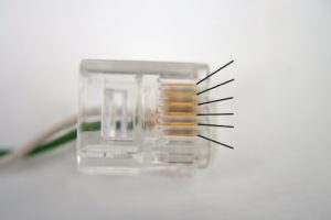 Abbildung 1: Schon beim Kauf zu beachten: Ohne passenden RJ12-Stecker hilft meist nur der Griff in die Werkzeugkiste und zum Lötkolben. Die Abbildung zeigt die Pinbelegung des 1-Wire-Bus-USB-Adapters DS9490R.