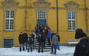 Abbildung 1: Aufstellen zum Klassenfoto, bitte! Nach der Schneeballschlacht versammeln sich die KDE-PIM-Entwickler im Hof des Osnabrücker Schlosses.