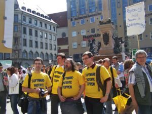 Abbildung 2: Unruhe in München, dem Sitz des Europäischen Patentamts: FFII-Aktivisten und Richard Stallman protestieren auf dem Marienplatz gegen Patente auf Leben und Software.