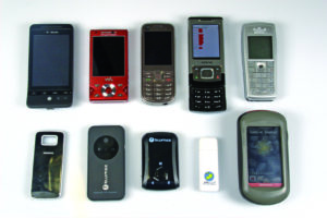 Abbildung 5: Oben von links nach rechts: Das HTC Touch G2 von T-Online, Sony-Ericssons W995, Nokias 6720 Classic, Nokia 6500 und 6230i. Unten: Drei Bluetooth-GPS-Empfänger von Nokia (LD-4W), Bluemax (GPS-710 und 4013), ein USB-GPS-Stick von Navilock und das Garmin Oregeon 550t.