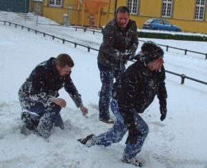 Abbildung 5: Abteilung Attacke: Die KDE-PIM-Programmierer Paul Adams, Georg Greve und Stephen Kelly auf der Jagd nach neuen Opfern.