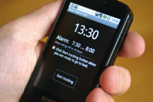 Abbildung 5: Die Smart Alarm Clock für Android richtet sich nach dem Aufwachwunsch des Anwenders: Der trägt eine Zeitspanne ein, damit die App ihn vor Beginn der nächsten REM-Phase weckt.