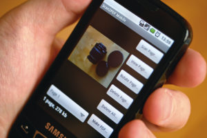 Abbildung 7: Die Android-App Scan2PDF nimmt jedes mit der Handykamera aufgenommene Bild ...