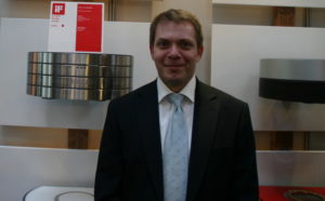 Der technische Zeichner Michael Krummradt aus Hannover, Ideengeber und Firmengründer des Iloux, im Kreis seiner preisgekrönten Design-PCs.