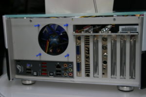 Standardmäßig sind alle Schnittstellen hinten ausgeführt. Welche es gibt, hängt von der variablen Hardware-Ausstattung ab.