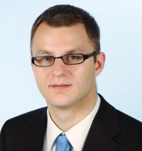 Michael Kromer ist Mitarbeiter der Millenux GmbH und entwickelt an diversen Open-Source-Projekten (Kernel, Asterisk, Open NX, Virtualbox) mit. Seine Leidenschaft sind Open Suse und Virtualisierung. Online ist er unter [http://www.medozas.de]­ zu erreichen.