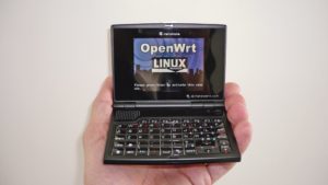 Abbildung 1: Das handliche Ben Nanonote mit Open WRT. Das Betriebssystem kann der Anwender anpassen, beispielsweise mit einem eigenen Logo.