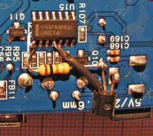 Abbildung 2: Einen Transistor und einen Widerstand einlöten – und schon startet der NSLU2 auch ohne manuellen Knopfdruck.
