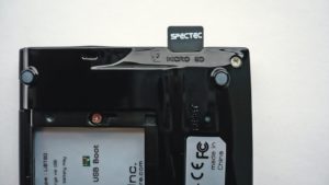 Abbildung 3: WLAN-Funktionalität lässt sich beim Nanonote über den Micro-SD-Slot nachrüsten. Daneben sind aber noch Treiber und Firmware erforderlich.