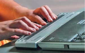 Ein Braille-Display ist ein Ausgabegerät, das mittels aufsteigender und versinkender Metallpunkte in Braille-Schrift den vom Screenreader übermittelten Bildschirminhalt anzeigt.