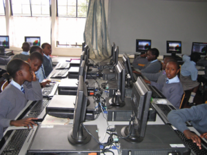Abbildung 1: Rechner von Linux4afrika in einer afrikanischen Grundschule..