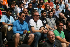 Die zahlreichen Sponsoren hatten dieses Jahr prominente Mitarbeiter geschickt, darunter auch Dirk Hohndel von Intel, hier rechts, zusammen mit Sebastian Kügler (KDE)