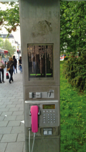 Abbildung 2: Was dahinter steckt, offenbart sich häufig erst bei einem Reboot &ndash; wie hier bei einer Telefonzelle in Regensburg, bei der wohl Suse Linux werkelt.