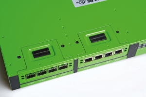 Abbildung 2: In stechendem Grün kommt die GSM-Appliance daher, auf der Unterseite der 19-Zoll-Box zeigt sich der modulare Aufbau.