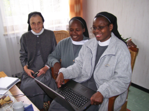 Abbildung 2: Sr. Lioba und Sr. Paula sind begeistert von dem Linux-Laptop, links Sr. Christiane.