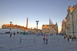 Abbildung 11: Tampere um Mitternacht. In den kurzen und hellen Sommernächten zieht es nicht nur Finnen auf die Straßen der Stadt.