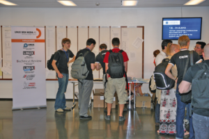 Abbildung 3: 400 Teilnehmer informieren sich beim Check-in übers Programm.