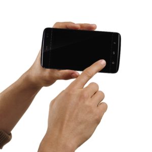 Die Bedienung erfolgt über Sensortasten und ein kapazitives Multitouch-Display