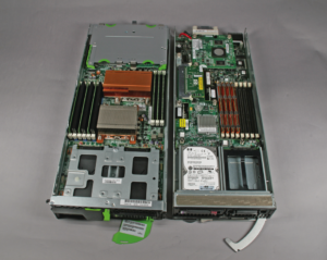 Abbildung 1: Links Fujitsus Bladeserver, rechts der Einschub von HP, mit den Prozessoren unter den Festplatten. Als einziger Hersteller im Vergleich verbaut Fujitsu die CPUs hintereinander.