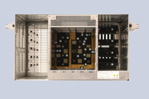 Abbildung 11: Ausgeräumt: Ein leerer Modular Server von Intel von hinten mit Blick auf die Steckplätze der Midplane. Links landen die Lüfter, rechts die Netzteile und in der Mitte I/O-Module.