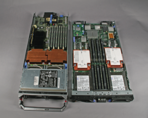 Abbildung 2: Dell und IBMs Blades glänzen mit parallelem Design. Sowohl die beiden Prozessoren als auch die RAM-Slots sind sauber aufgeteilt. Im hinteren Bereich liegen die Anschlüsse zur Midplane und die Sockel der PCIe-Karten.