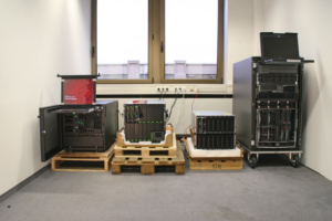 Abbildung 3: Vier Hersteller lieferten dem Linux-Magazin Testgeräte im Gesamtwert von annähernd 200000 Euro. Ganz links IBMs Office Enablement Kit für Unternehmen ohne Serverraum. Daneben Fujitsus BX900, Dells M 1000e und das fahrbare Rack von HP mit der eingebauten C7000.