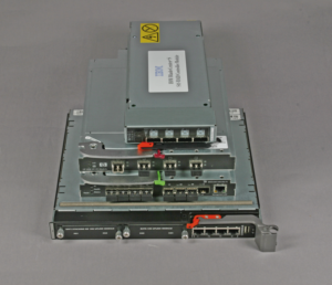 Abbildung 4: Auch die Einschübe für die I/O-Switches entsprechen der Blade-Logik. Sie sind hot-swappable und meist redundant vorhanden. Von oben nach unten: Ein IBM Raid-Controller, die einander sehr ähnlichen FC-Switches von HP und Fujitsu und der Ethernet-Switch von Dell.