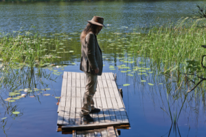 Abbildung 4: Sehr finnisch: Der naturverbundene Ari Lemmke füttert „seine“ Fische. Zu den nächsten Nachbarn sind's „nur ein paar Kilometer“.