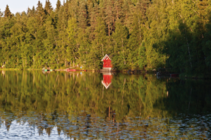 Abbildung 5: Glasklares Wasser findet sich überall in Finnland. Die typische Mökki ist dunkelrot und hat einen eigenen Steg.