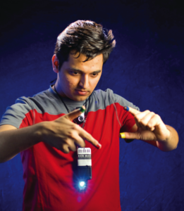 Abbildung 2: Pranav Mistry zeigt Sixth Sense, ein Paket aus Mini-Beamer, Kamera, tragbarem Rechner und den Informationen des Internets.