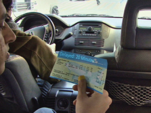 Abbildung 4: Sehr praktisch: Durch eine „Delayed“-Meldung auf dem Flugticket erfährt der Reisende bereits im Taxi, dass sein Flug verspätet ist.