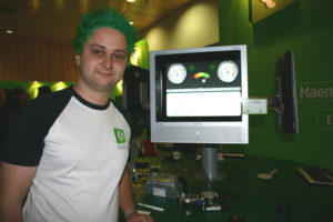 Thomas Senyk, Junior-Entwickler bei Nokia, ist stolz auf das von ihm mitentwickelte Autosoftware-UI, das hier zur Demo ausgestellt war.