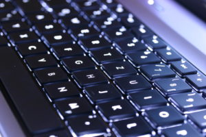 Die dezente, aber zum Schreiben bei schlechten Lichtverhältnissen sehr praktische Hintergrundbeleuchtung der Tastatur schalten Sie ganz nach Bedarf an oder aus.