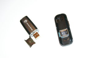 Der Stick der ersten Generation hatte eine herausnehmbare Halterung für die SIM-Karte, der Stick der zweiten Generation trägt beides.