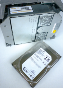 Abbildung 1: Alt und neu: Seite an Seite eine mit 85 MByte nur äußerlich große Micropolis-Platte aus den 80ern neben einer aktuellen 3-TByte-SATA-Festplatte von Seagate, die für diesen Artikel als Testobjekt diente.
