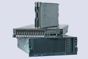 Abbildung 1: Das kleine IBM-Familienbild zeigt (von oben nach unten) zwei HX5-Blades, einen 2-Socket-Server und den 4-Socket-Server der EX5-Serie.