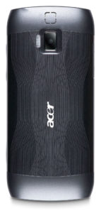 Der Rücken des Acer Iconia Smart mit rutschhemmender Riffelung und der 8MP-Autofokus-Kamera samt LED-Blitz.