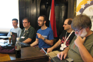 Abbildung 4: Der aktuelle Debian Project Leader und seiner Vorgänger (von links nach rechts): Ian Jackson, Steve McIntyre, Stefano Zacchiroli, Martin Michlmayr und Bdale Garbee.