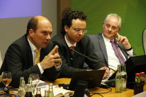 Von links nach rechts: Datenschutzbeauftragter Petri, Jurist Albrecht und Bayern-LKA-Präsident Dathe.