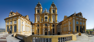 Abbildung 4: Das Weltkulturerbe Kloster Melk, ohne Stativ geschossen. Die sieben Einzelbilder kombiniert Hugin problemlos, aber mit perspektivischer Verzerrung.