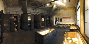 Abbildung 6: Auch in alten Gebäuden wie der historischen Schnupftabakfabrik in Regensburg lassen sich gute Ergebnisse erzielen. Wer wie hier jedoch nur vier Bilder als Basis nimmt und ohne Stativ arbeitet, stellt Hugin bisweilen vor Probleme, zum Beispiel bei der schiefen Oberkante der Truhe rechts unten im Bild.