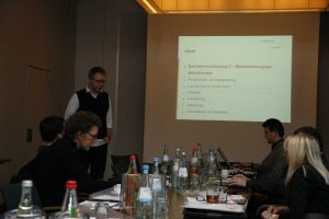 Rechtsanwalt Thomas Feil (links) erklärt, was eine gute Betriebsvereinbarung ausmacht.